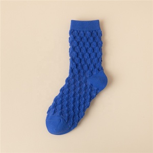 Chaussettes colorées style streetwear pour femme – Chaussettes mi-mollet pas chères pour l'extérieur – Grande vente - Product Image 5
