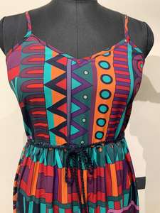 Robe maxi bohème à imprimé floral pour femmes Urban Drape, été, imprimé floral abstrait, bretelles spaghetti, taille naturelle, détail en pompon - Product Image 3