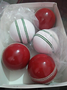 Color cuero rojo Cricket bola dura Logotipo de Color personalizado nueva calidad de exportación Venta caliente cuero genuino cosido a mano - Product Image 5