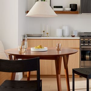 Mesa de comedor redonda de madera Marco de madera maciza Color natural Estilo moderno Mesa de comedor Apartamento Hotel Mesa de comedor - Product Image 2