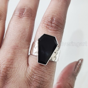 Anillo de mujer Forma de ataúd natural Piedra preciosa de ónix negro Piedra natal de Diciembre Martillo de Navidad Anillo de ataúd Anillo de plata esterlina 925 - Product Image 4