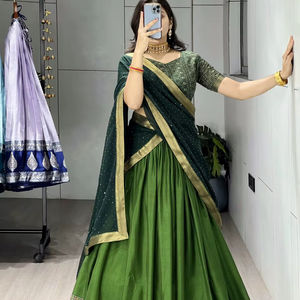 Elegante Conjunto Tradicional de Lehenga Choli para Fiestas y Bodas - Product Image 1