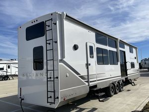 Venta al por Mayor de Autocaravanas Alliances 2024 2025 Benchmark 44LFT, de Aluminio Brillante, Ligeras, Plegables, Impermeables, 4x4, para Viajes - Product Image 2