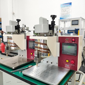 Équipement de moulage à basse pression de bureau pour l'encapsulation de circuits imprimés et de faisceaux de câbles avec surmoulage à chaud pour une protection étanche - Product Image 2