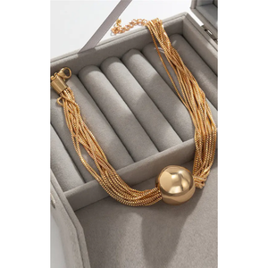 Elegante y Moderno Collar con Colgante de Bola Dorada, Diseño Geométrico, Perla de Agua Dulce y Aleación con Baño de Oro - Product Image 3