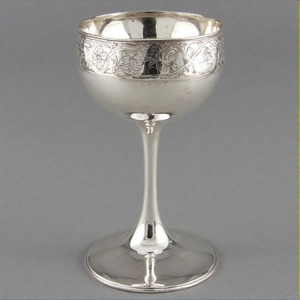 GospelGlow Divine Grace Calice à vin en métal orné Gobelet traditionnel à finition antique pour rituels religieux et autels d'église - Product Image 5