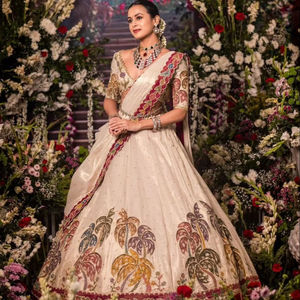 Lehenga choli กับ dupatta ในเนื้อเยื่อผ้าไหมเคี่ยวกับการเย็บปักถักร้อยลำดับการทำงานสำหรับงานแต่งงานและงานเลี้ยง - Product Image 1