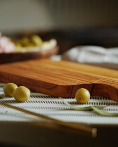 Planche à découper en bois artisanale avec des coins arrondis, finition lisse, passe au lave-vaisselle, épaisseur de 1,5 cm - Décoration de cuisine artisanale - Product Image 4