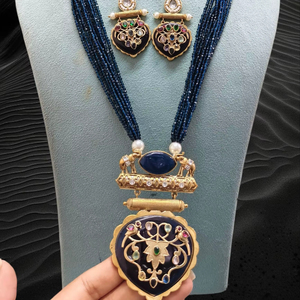 Gargantilla Kundan chapada en oro y conjunto de collar de latón con cuentas de perlas con pendientes joyería de moda para uso de boda - Product Image 1