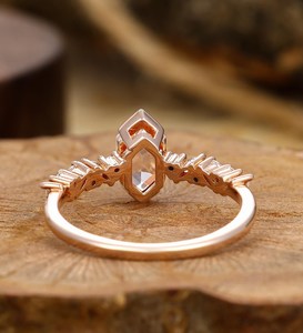Bague élégante en moissanite blanche à coupe hexagonale longue, étincelante, empilable, idéale pour les fiançailles/anniversaire - Product Image 3