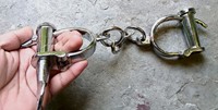 Menottes anciennes en fer à double verrouillage, métal traditionnel avec technique de placage artistique et de collection sur le thème de l'amour, vente en gros