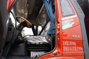 Camión Tractor Pesado FAWJ6 con Remolque de Plataforma - Product Image 3