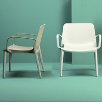 Fauteuil bas empilable en technopolymère pour usage intérieur et extérieur, chaise longue pour terrasse d'hôtel et café, fabriqué en Italie