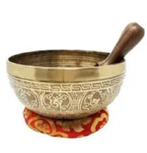 Un grand bol chantant en laiton simple avec un maillet en cuir, tenu par deux mains. Prix de gros disponibles. - Product Image 3