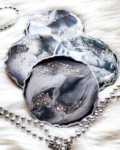 Ensemble de sous-verres élégant en résine avec finition brillante idéal pour la décoration intérieure moderne, contemporaine et minimaliste - Product Image 6