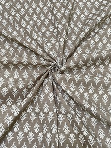 Tela de Algodón Estampada a Mano con Motivos Florales Marrones, Motivo de Flores Blancas, Textil Étnico Indio, Material para Vestidos - Product Image 3