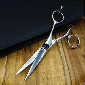 Ciseaux japonais en acier inoxydable AUS8 pour droitiers, manche pivotant, outil de coupe de cheveux, lame tranchante, pointe 60-61HRC - Product Image 6