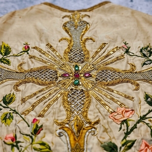 Casulla Bordada a Mano con Hilos Metálicos Dorados, Vestimenta Tradicional Católica para el Clérigo, Túnica de Misa con Cruz Floral Metálica - Product Image 3