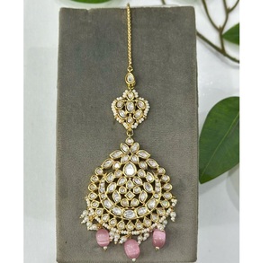 Boucles d'oreilles pendantes ethniques en laiton plaqué or de qualité supérieure, serties de diamants, pour femmes et jeunes filles, idéales pour les fêtes et mariages - Product Image 1