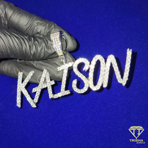 Colgante de placa de identificación personalizado de Plata de Ley 925 y un ajuste de pavé con diamantes de moissanita de alta calidad - Product Image 6