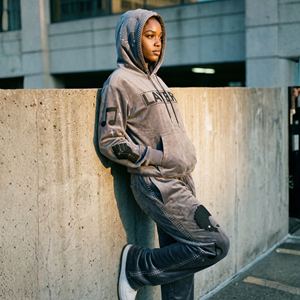 ชุดเซ็ทลำลองผู้หญิงไซส์ใหญ่ ลายพิมพ์ ประดับคริสตัล เสื้อฮู้ด กางเกงขายาว สตรีทแวร์ ผ้าเนื้อปานกลาง ชุดสองชิ้น รับผลิตตามสั่ง ขายส่งจำนวนมาก - Product Image 5