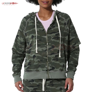 Sweat à capuche zippé respirant à manches longues pour femmes avec poches latérales et design ajusté Sweat à capuche zippé respirant pour femmes - Product Image 1