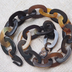 Collar de Lujo Hecho a Mano con Cuerno de Búfalo, Joyería Natural y Sostenible para Mujer, Alta Calidad - Product Image 1