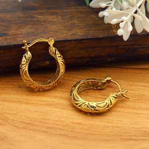 Pendientes Boho Brass Golden Chandbali, pendientes étnicos de tamaño pequeño de aro de latón para hombres y mujeres - Product Image 1