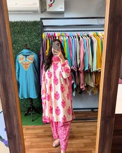 Elegante juego de cordones de 3 piezas Elegante juego de Salwar Kameez con yugo vibrante que detalla el diseño reversible para ocasiones de fiesta - Product Image 1