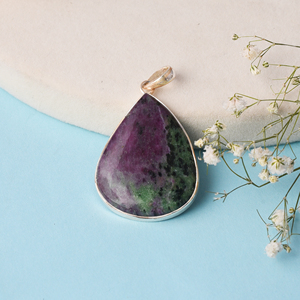 Rubí natural Zoisite Piedra preciosa Forma de pera 925 Colgante de plata esterlina Pera Cab Colgante de moda para aniversario de bodas. - Product Image 2