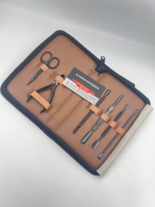 Kit de Manucure et Pédicure en Acier Inoxydable Noir Plasma avec Étui en Cuir – Coupe-Ongles, Pince à Cuticules, Ciseaux, Repousse-Cuticules, Couteau - Product Image 1