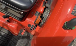 Tractor Utilitario Compacto Kubota L3560 con Cargador Frontal LA805 de 37HP en Venta - Product Image 3