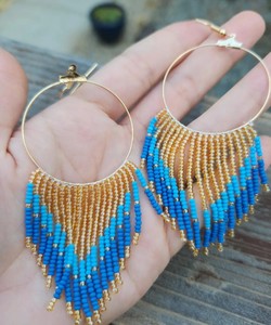 ต่างหูพู่ประดับลูกปัดสีน้ำเงินและสีทองทำด้วยมือ - Product Image 2