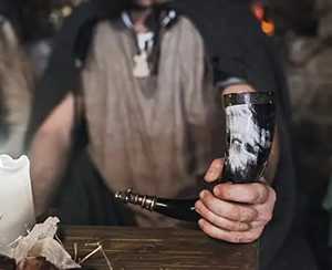 Corne à boire personnalisée naturelle sculptée à la main viking sculpture corne à boire buffle buveur corne pour bière - Product Image 3