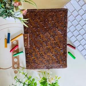 สมุดบันทึกหนังแท้ทำมือสุดพิเศษ สไตล์วินเทจ สมุดบันทึกการเดินทางแบบย้อนยุค สมุดวาดภาพ ขนาด B5/A7 พร้อมตัวล็อค สำหรับเป็นของขวัญ - Product Image 6