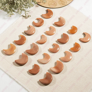 Pierres de guérison en aventurine rouge sculptées en forme de lune, best-sellers en gros, pour la méditation et la décoration - Product Image 4
