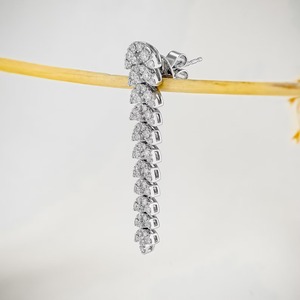 Pendientes Colgantes de Oro Blanco de 18k con Diamantes de 2.08ct, Diseño de Hoja Inspirado en la Naturaleza, Joyería Elegante para Bodas y Aniversarios - Product Image 3