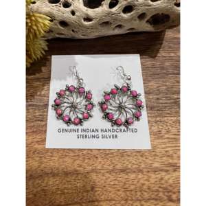 Pendientes Colgantes Navajo Hechos a Mano con Ópalo Rosa (Sintético) y Plata de Ley, Diseño Floral - Product Image 1