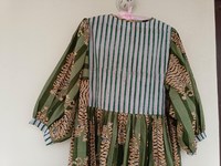Vestido Midi Casual Ecológico, Estampado Floral Azul, 100% Algodón, Hecho a Mano, con Dobladillo Acampanado, Cuello Redondo y Cierre con Cordón