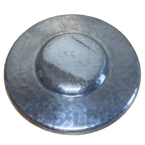 Plateau de service rond en aluminium martelé, motif en relief de tulipe, décoration d'intérieur du milieu du siècle, plat en métal forgé à la main, objet de collection - Product Image 4