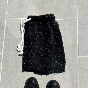 Shorts pour hommes personnalisés par le fabricant, délavés à l'acide, effet délavé au soleil, avec strass - Product Image 3