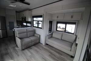 Autocaravana Usada en Tendencia 2026 Keystone Alpine 3910RK, Remolque de Viaje - Product Image 4