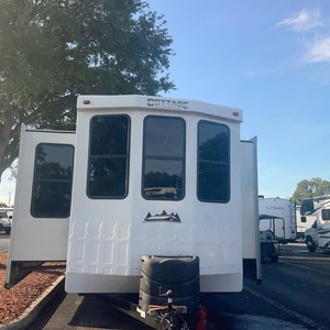 Mobil-home d'occasion 2022 F-o-r-e-s-t Riv-er Cedar Creek Cottage 40CFK2 prêt à la vente - Product Image 1