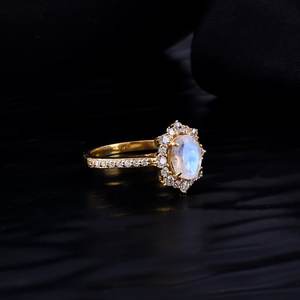 Anillo de Compromiso y Boda de Plata de Ley 925 con Baño de Oro de 18K y Circonita Ovalada con Piedra Lunar Arcoíris, Joyería Fina para Venta al por Mayor - Product Image 5