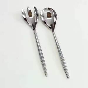 America Trending Set de cuillères à salade en acier inoxydable avec incrustation en laiton Manche en résine Cuillère de service en métal Outils de service à faible quantité minimale de commande - Product Image 3