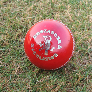 Balón de Críquet de Cuero Rojo Kookaburra de 156 g, Cosido a Máquina, Alta Calidad, JAWAS SPORTS, Logotipo Personalizado, Duradero, Uso Profesional en Partidos - Product Image 1