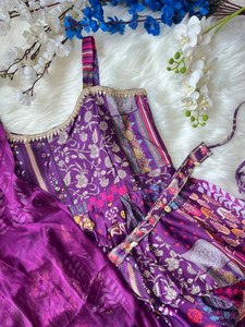 Navidad y fiesta nueva especial combinación multicolor manga menos patrón estilo Anarkali precioso vestido/conjunto de Kurti para mujer - Product Image 6