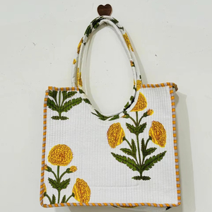 Bolsa de Mano Grande Reversible de Algodón Acolchado Estampado a Mano con Cadenas, Bolsa de Hombro Portátil Hecha a Mano para Viajes - Product Image 1