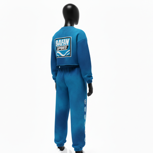 Ensemble femme en molleton de coton et polyester 320 GSM de haute qualité, crop top et pantalon jogger bleu océan tie-dye, logo personnalisé par transfert thermique. - Product Image 5