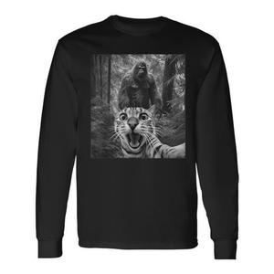 Camiseta de Manga Larga con Meme de Sasquatch y Bigfoot, Selfie de Gato Sorprendido y Asustado, Producto Promocional - Product Image 1